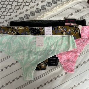 Auden/Secret Treasures Women’s Floral and Print thongs (Set of 4)